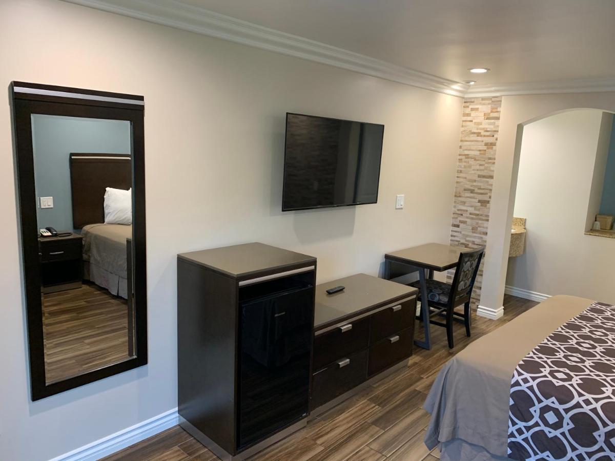Walnut Inn & Suites Уэст-Ковина Экстерьер фото