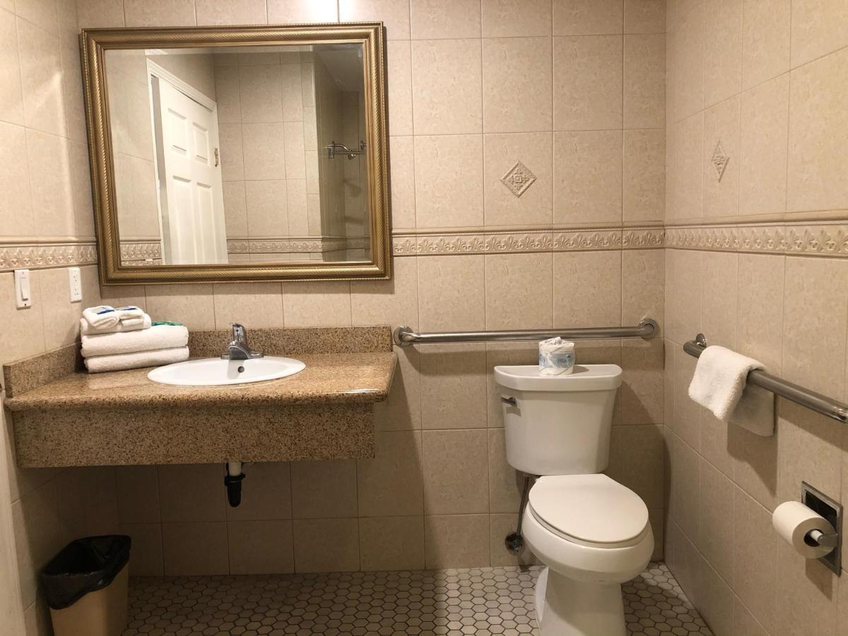 Walnut Inn & Suites Уэст-Ковина Экстерьер фото