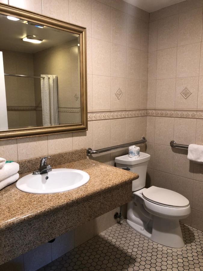 Walnut Inn & Suites Уэст-Ковина Экстерьер фото