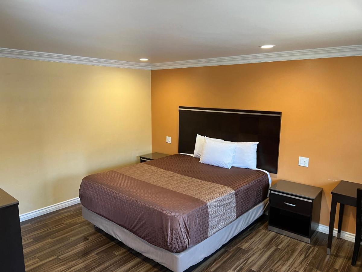 Walnut Inn & Suites Уэст-Ковина Экстерьер фото