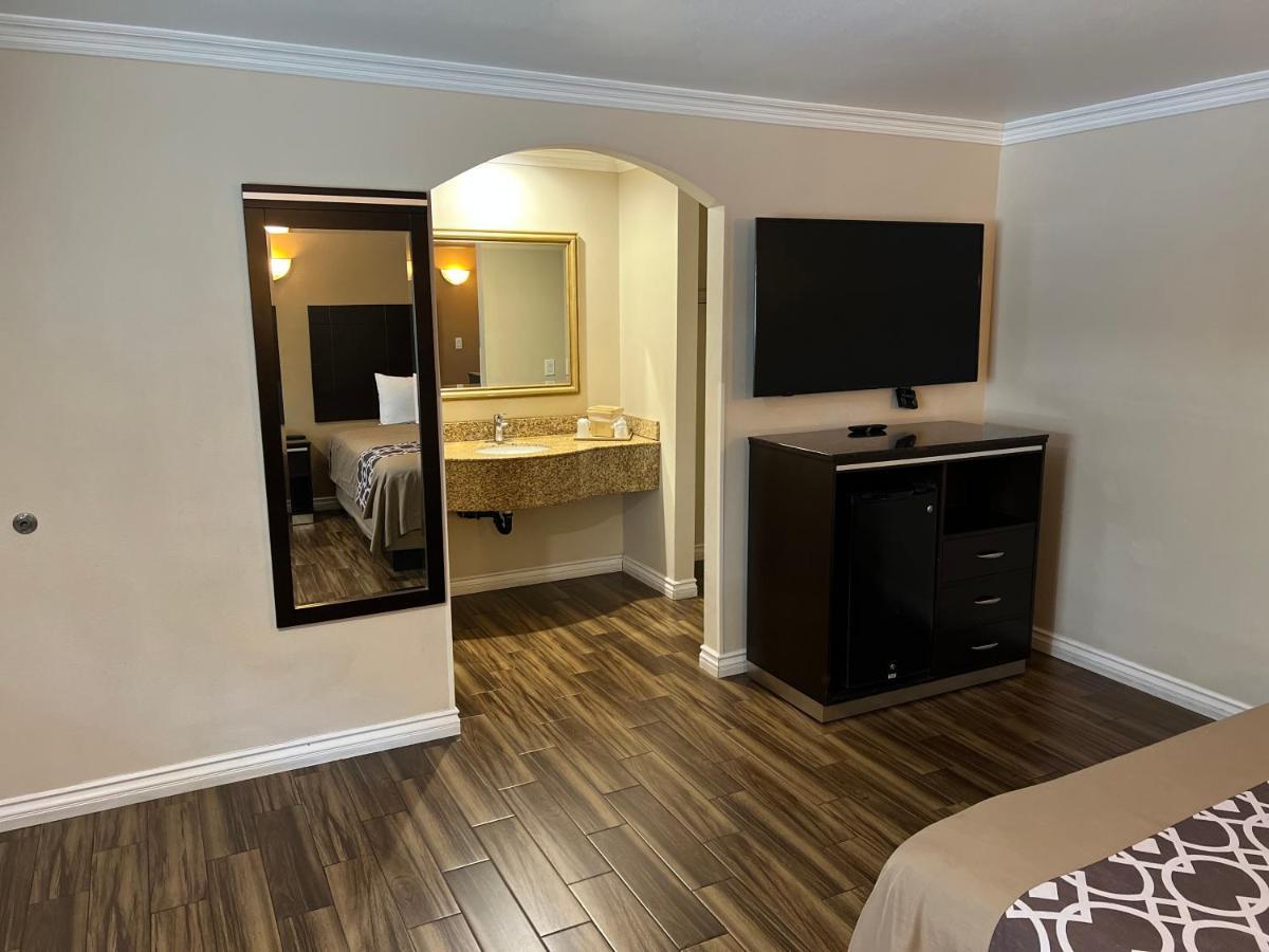 Walnut Inn & Suites Уэст-Ковина Экстерьер фото