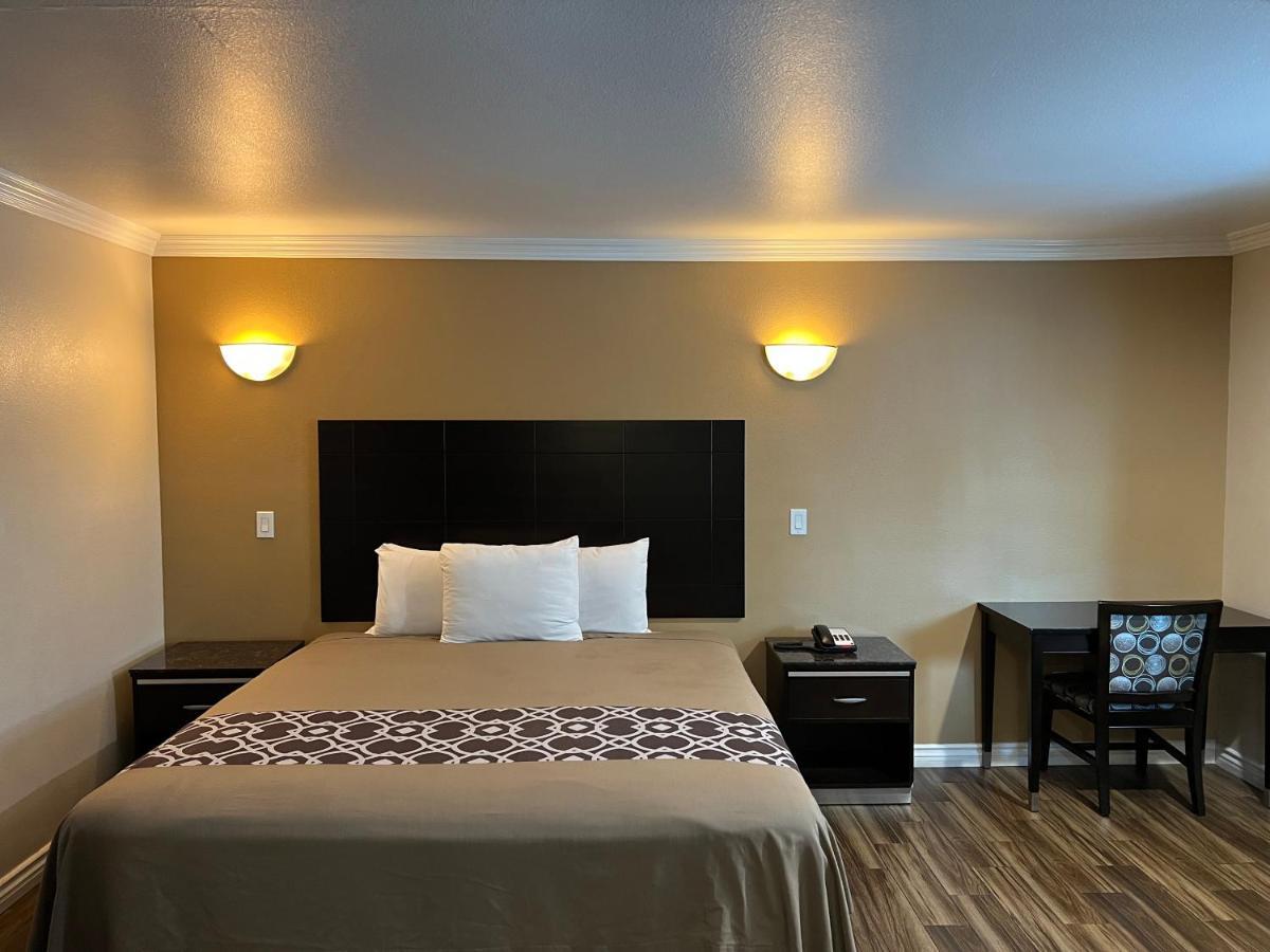 Walnut Inn & Suites Уэст-Ковина Экстерьер фото