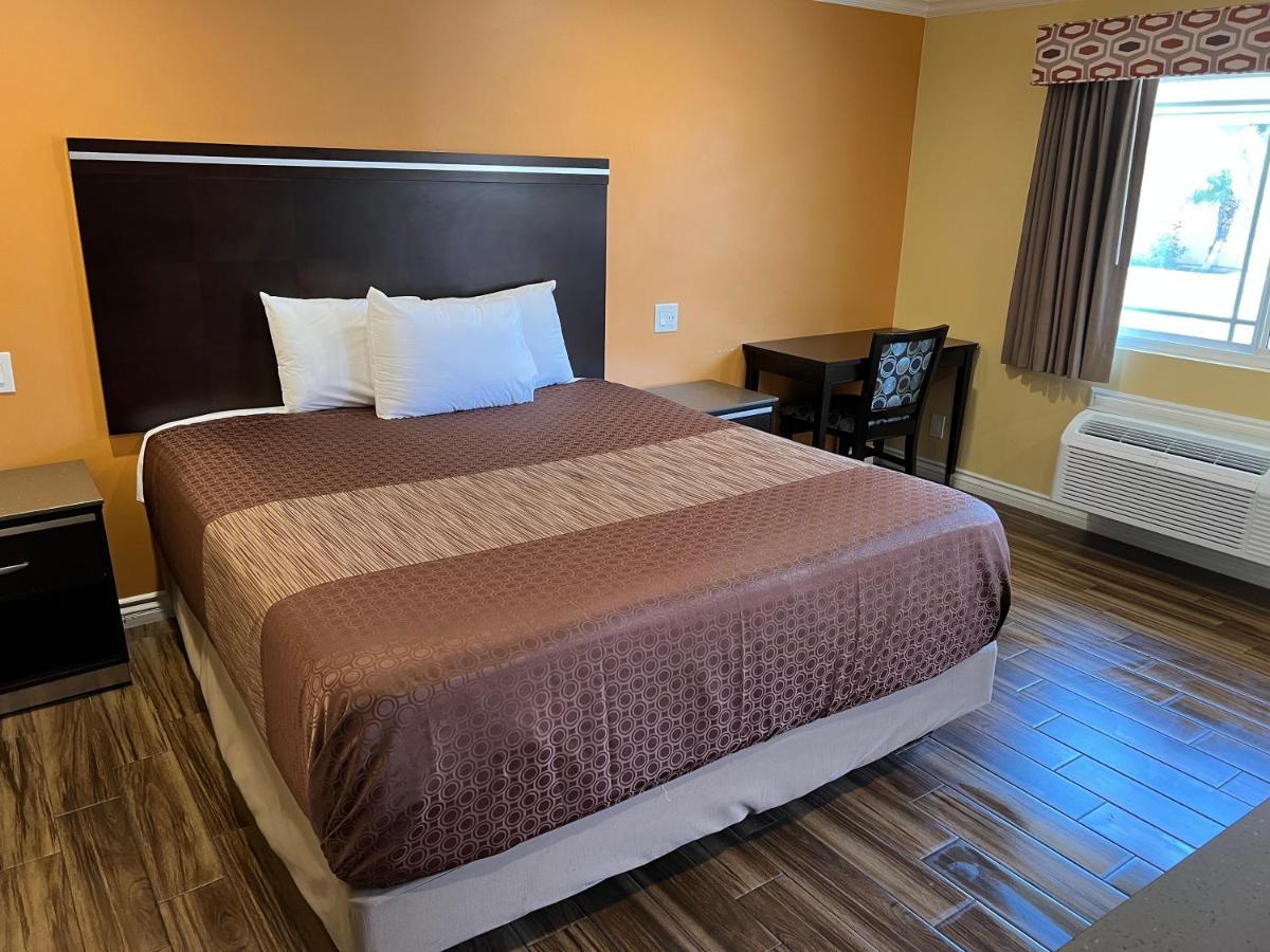 Walnut Inn & Suites Уэст-Ковина Экстерьер фото