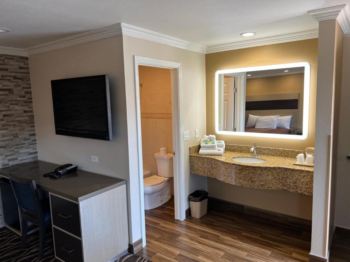 Walnut Inn & Suites Уэст-Ковина Экстерьер фото