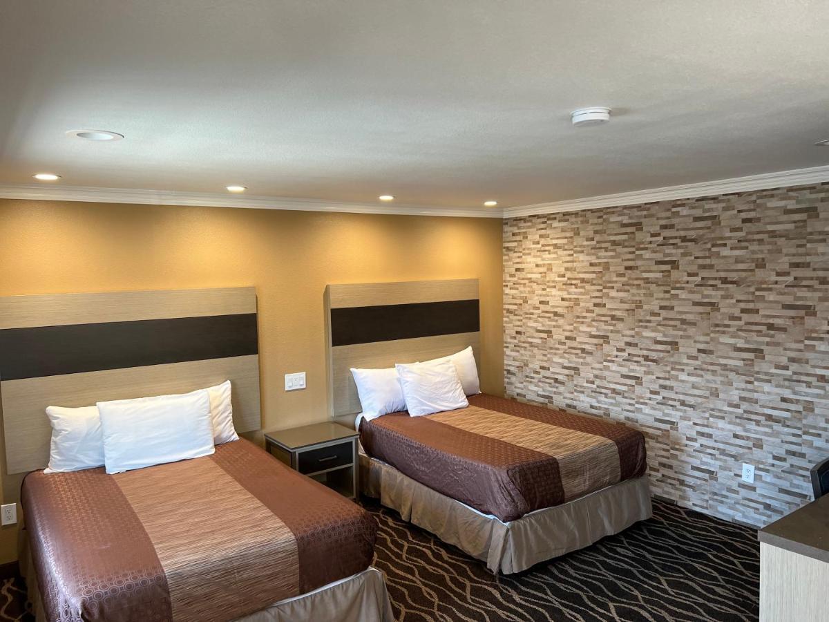 Walnut Inn & Suites Уэст-Ковина Экстерьер фото