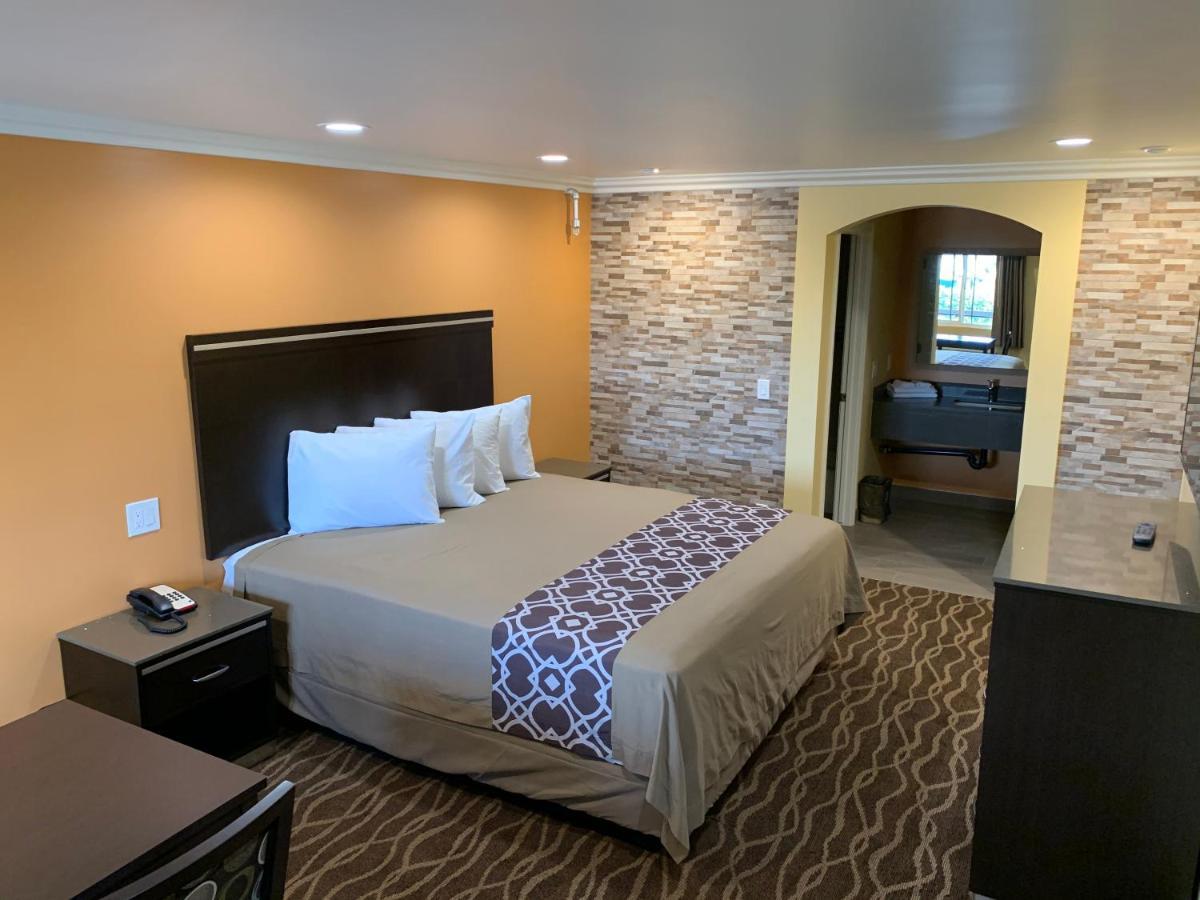 Walnut Inn & Suites Уэст-Ковина Экстерьер фото