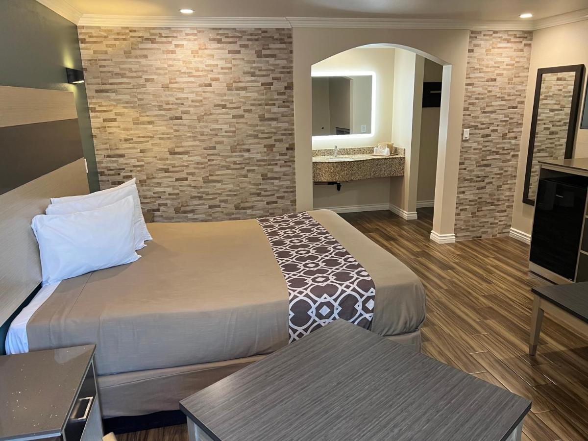Walnut Inn & Suites Уэст-Ковина Экстерьер фото