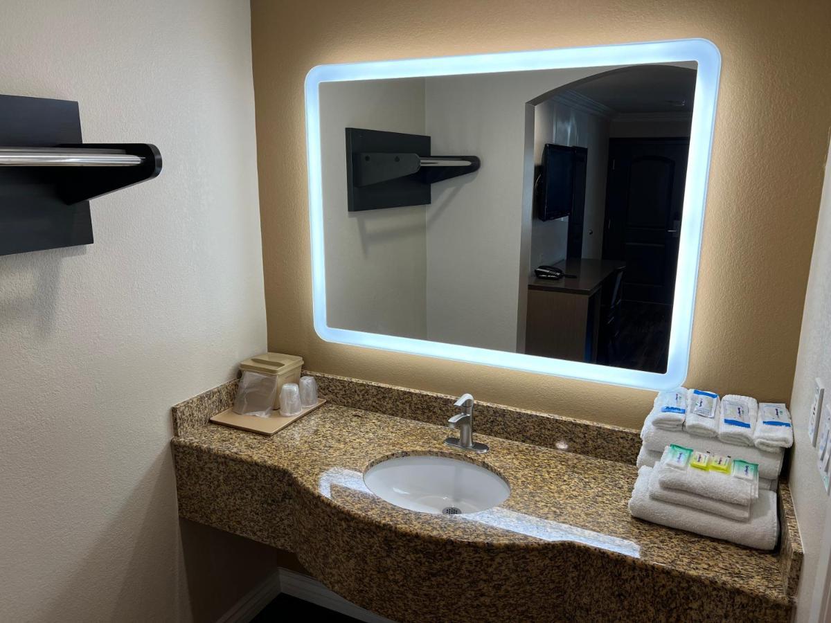 Walnut Inn & Suites Уэст-Ковина Экстерьер фото