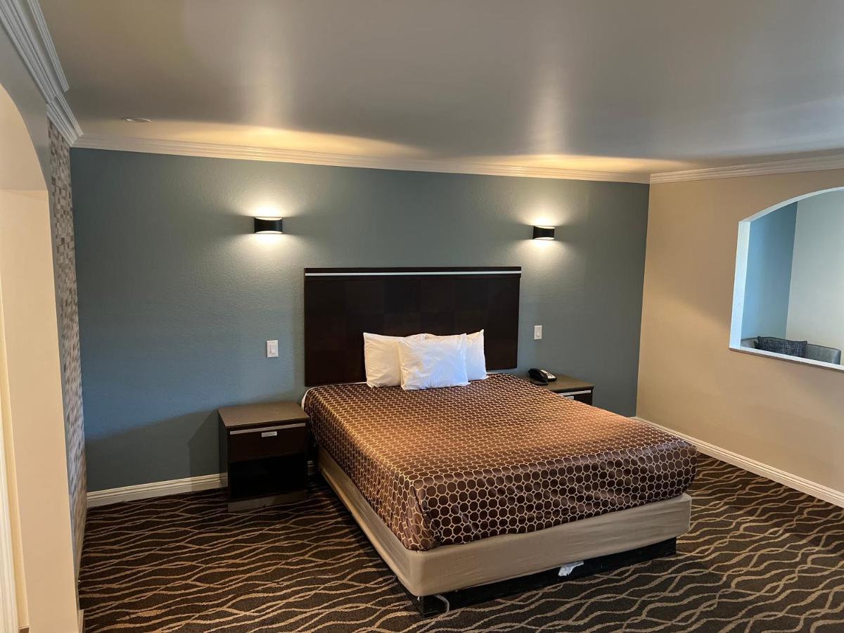 Walnut Inn & Suites Уэст-Ковина Экстерьер фото