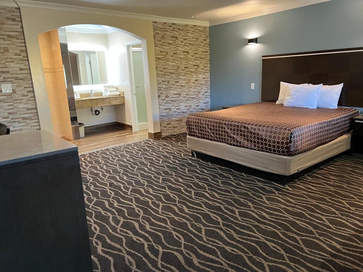 Walnut Inn & Suites Уэст-Ковина Экстерьер фото