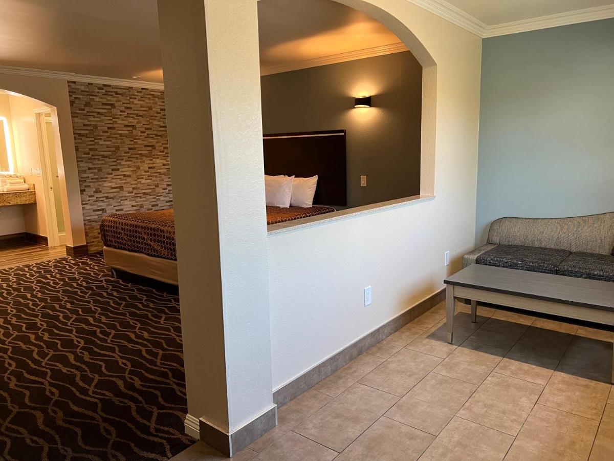 Walnut Inn & Suites Уэст-Ковина Экстерьер фото