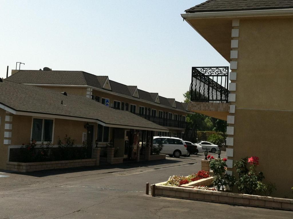 Walnut Inn & Suites Уэст-Ковина Экстерьер фото