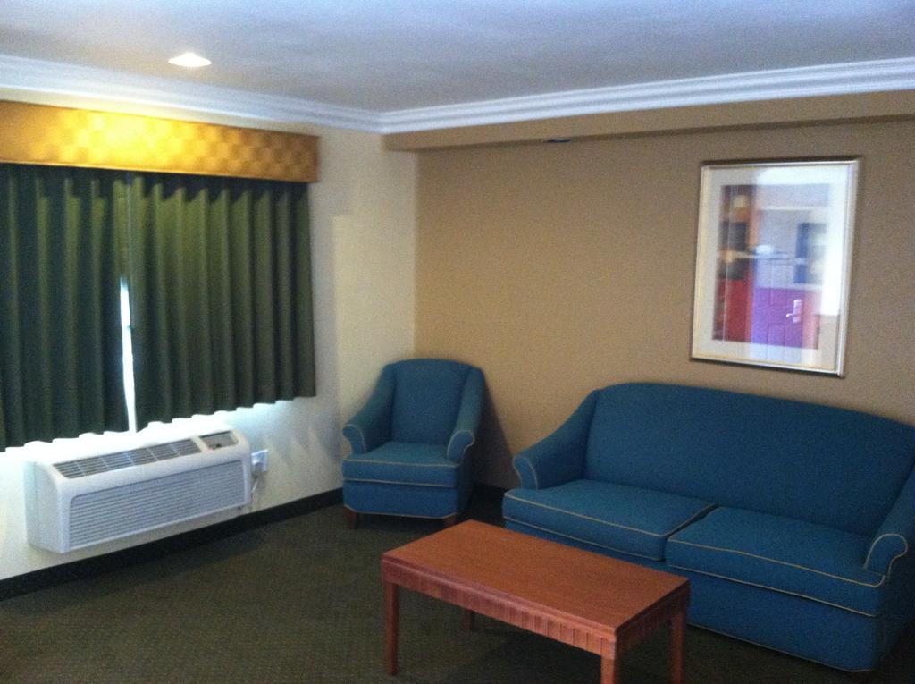 Walnut Inn & Suites Уэст-Ковина Экстерьер фото