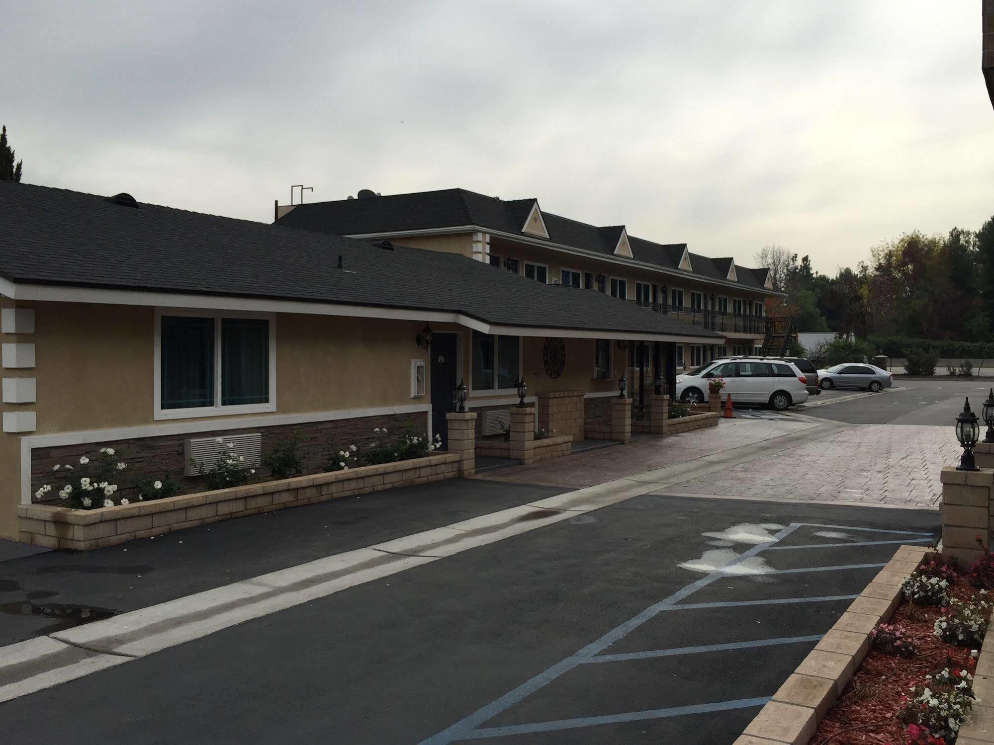 Walnut Inn & Suites Уэст-Ковина Экстерьер фото