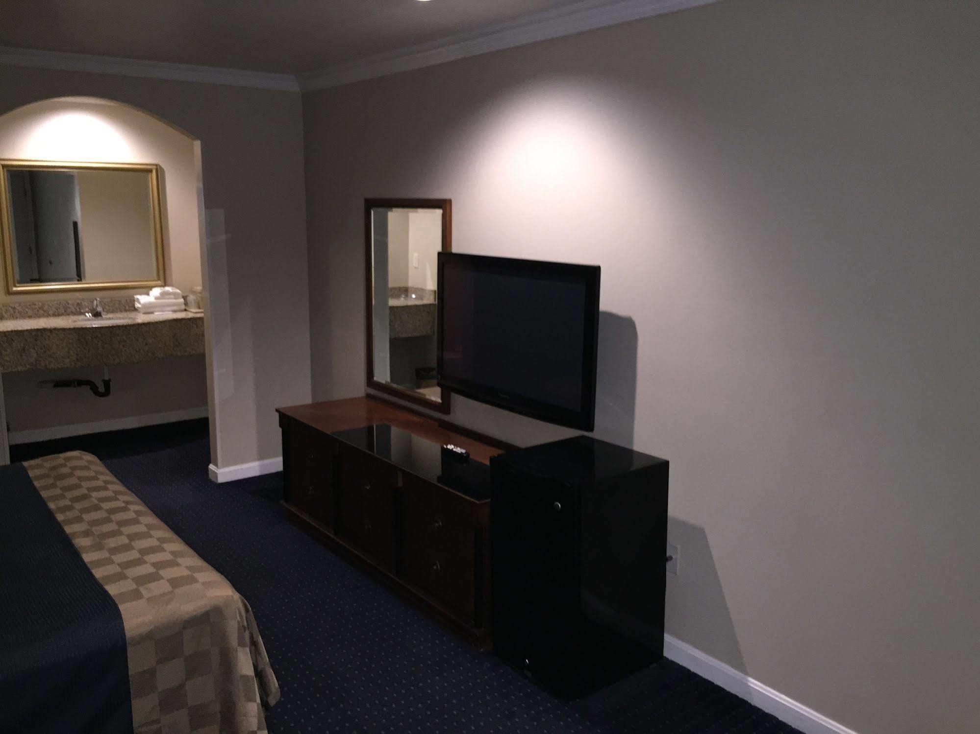 Walnut Inn & Suites Уэст-Ковина Экстерьер фото