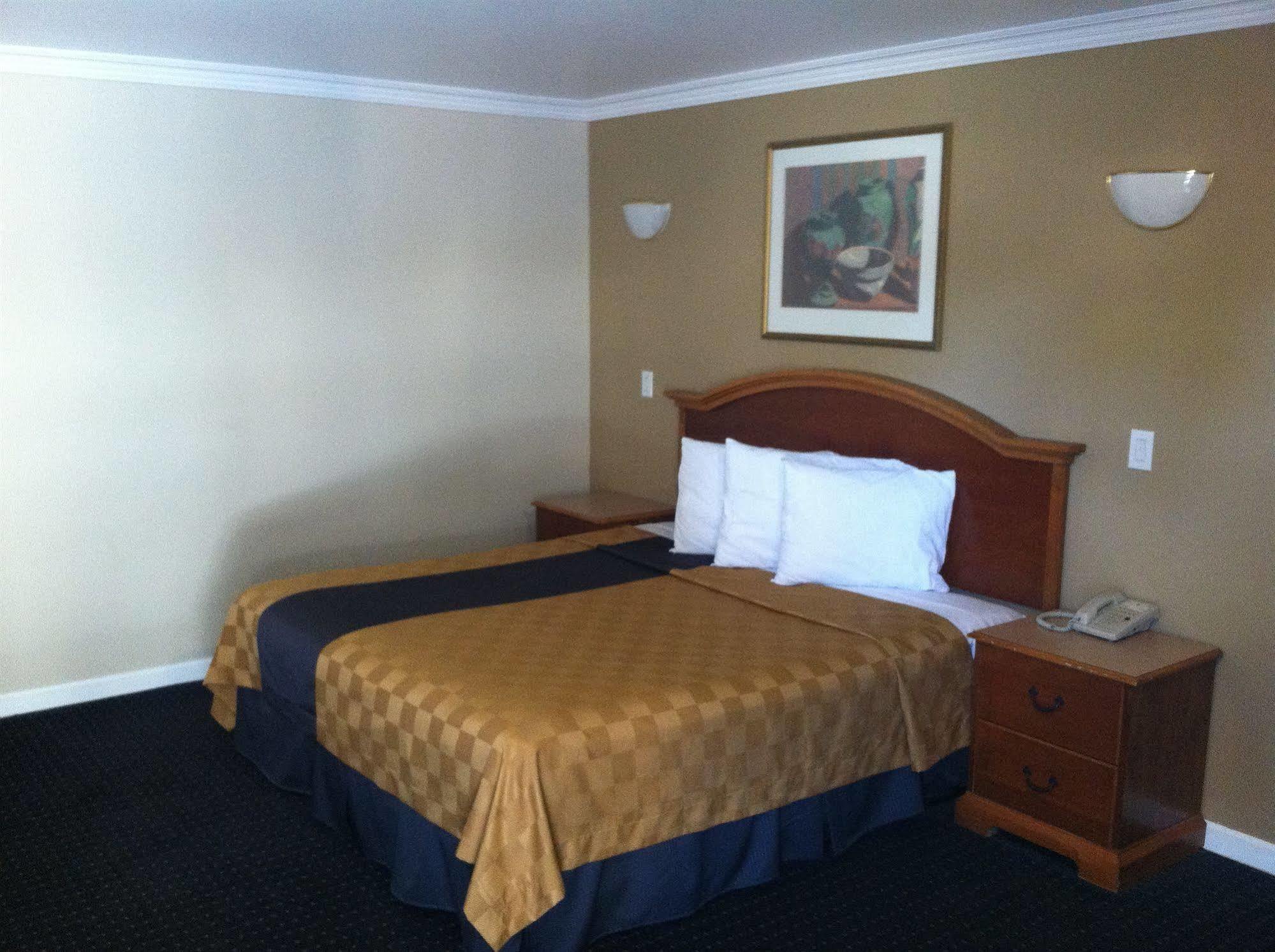 Walnut Inn & Suites Уэст-Ковина Экстерьер фото