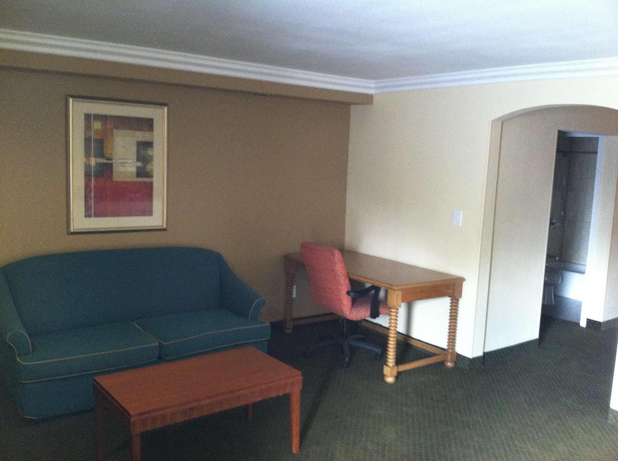 Walnut Inn & Suites Уэст-Ковина Экстерьер фото