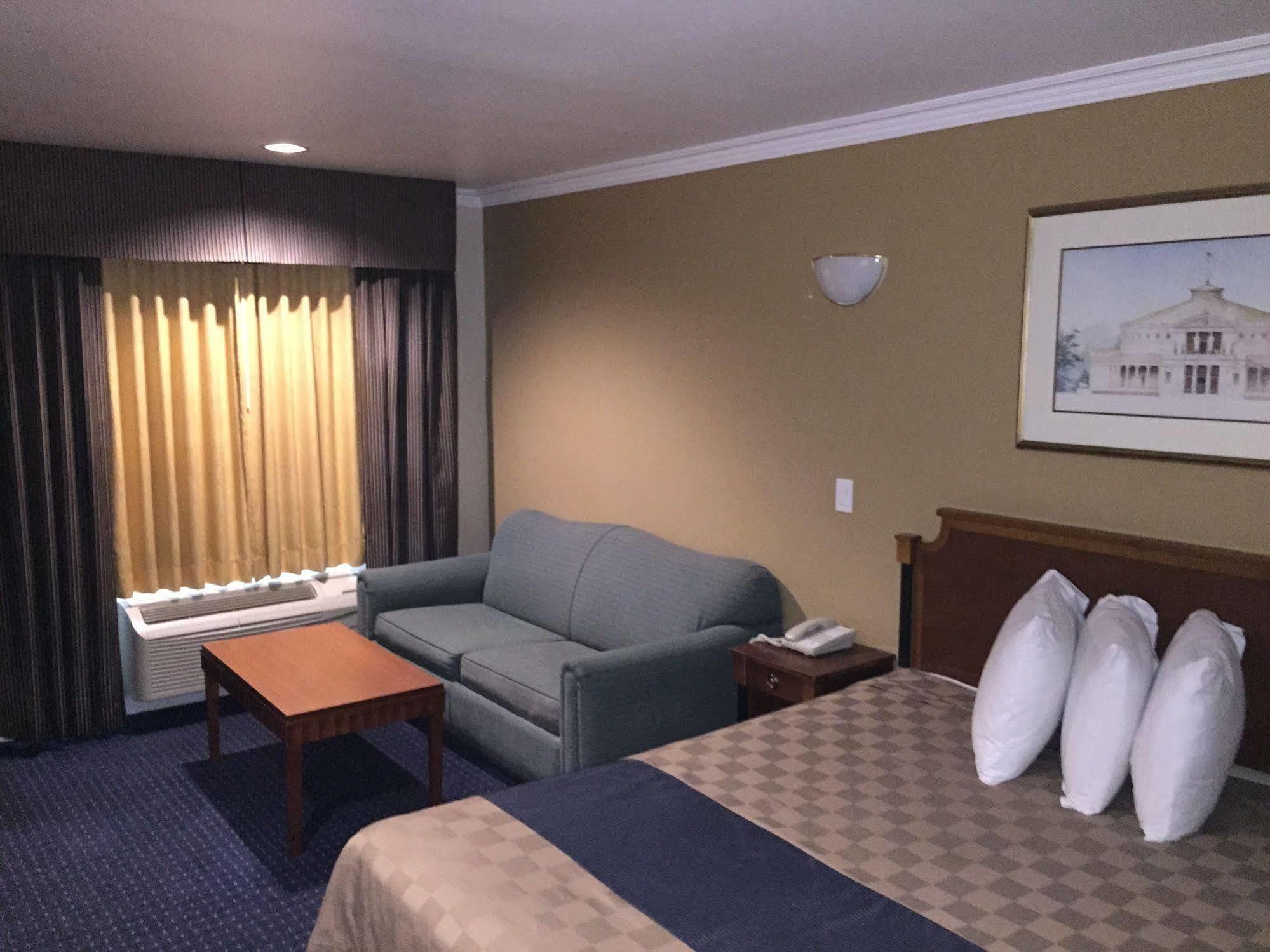 Walnut Inn & Suites Уэст-Ковина Экстерьер фото