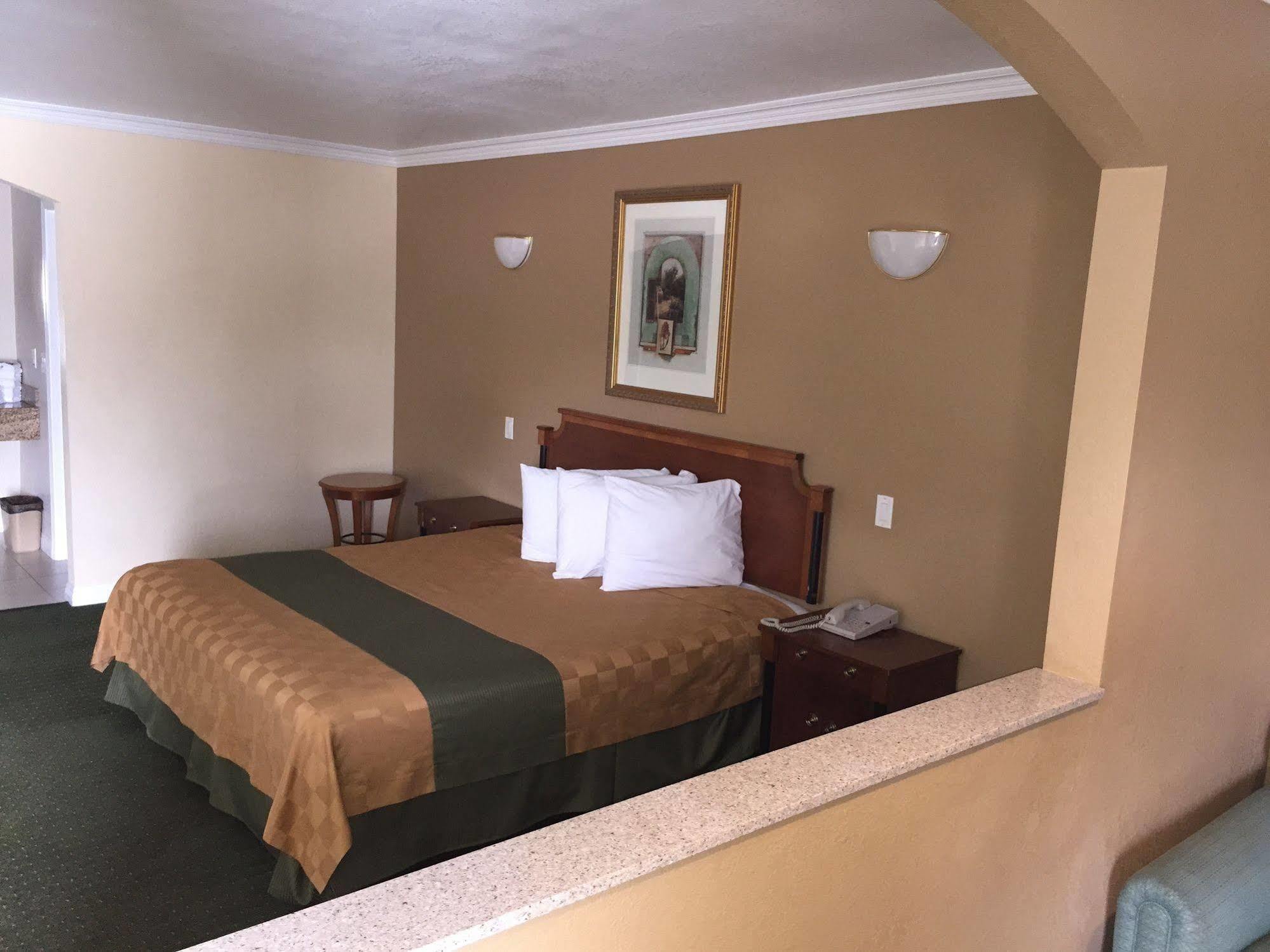 Walnut Inn & Suites Уэст-Ковина Экстерьер фото