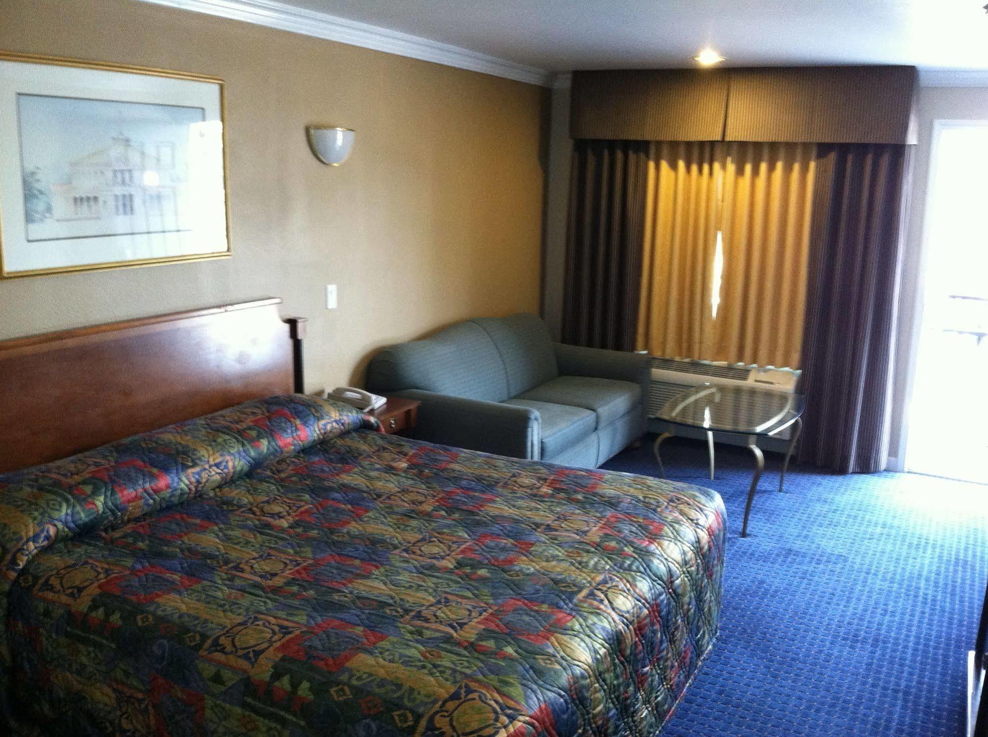 Walnut Inn & Suites Уэст-Ковина Экстерьер фото