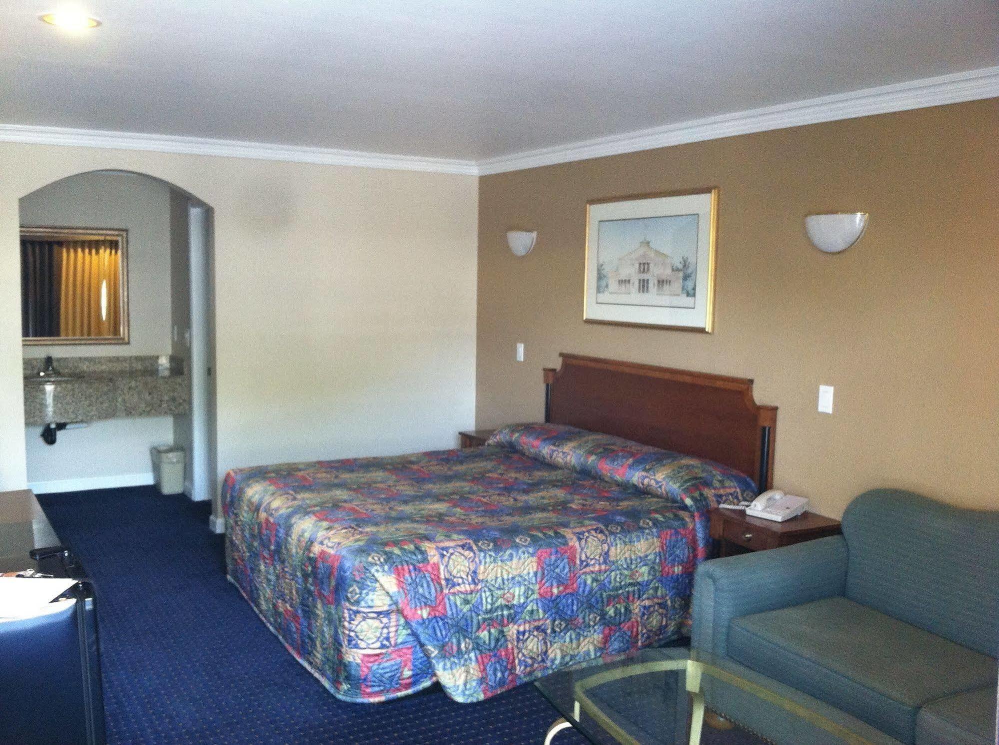Walnut Inn & Suites Уэст-Ковина Экстерьер фото