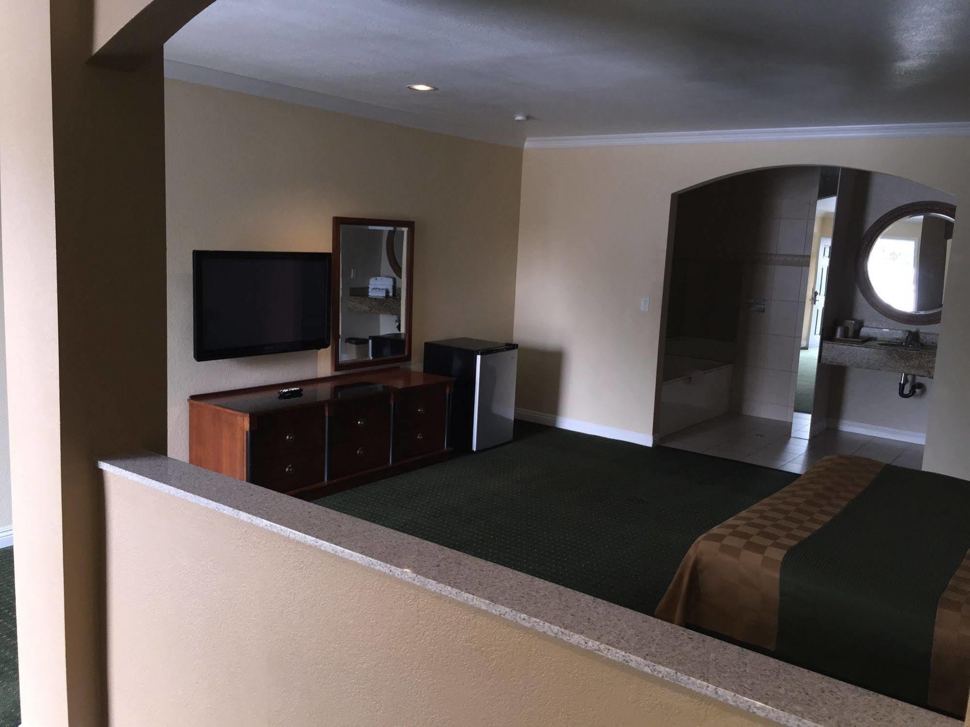 Walnut Inn & Suites Уэст-Ковина Экстерьер фото
