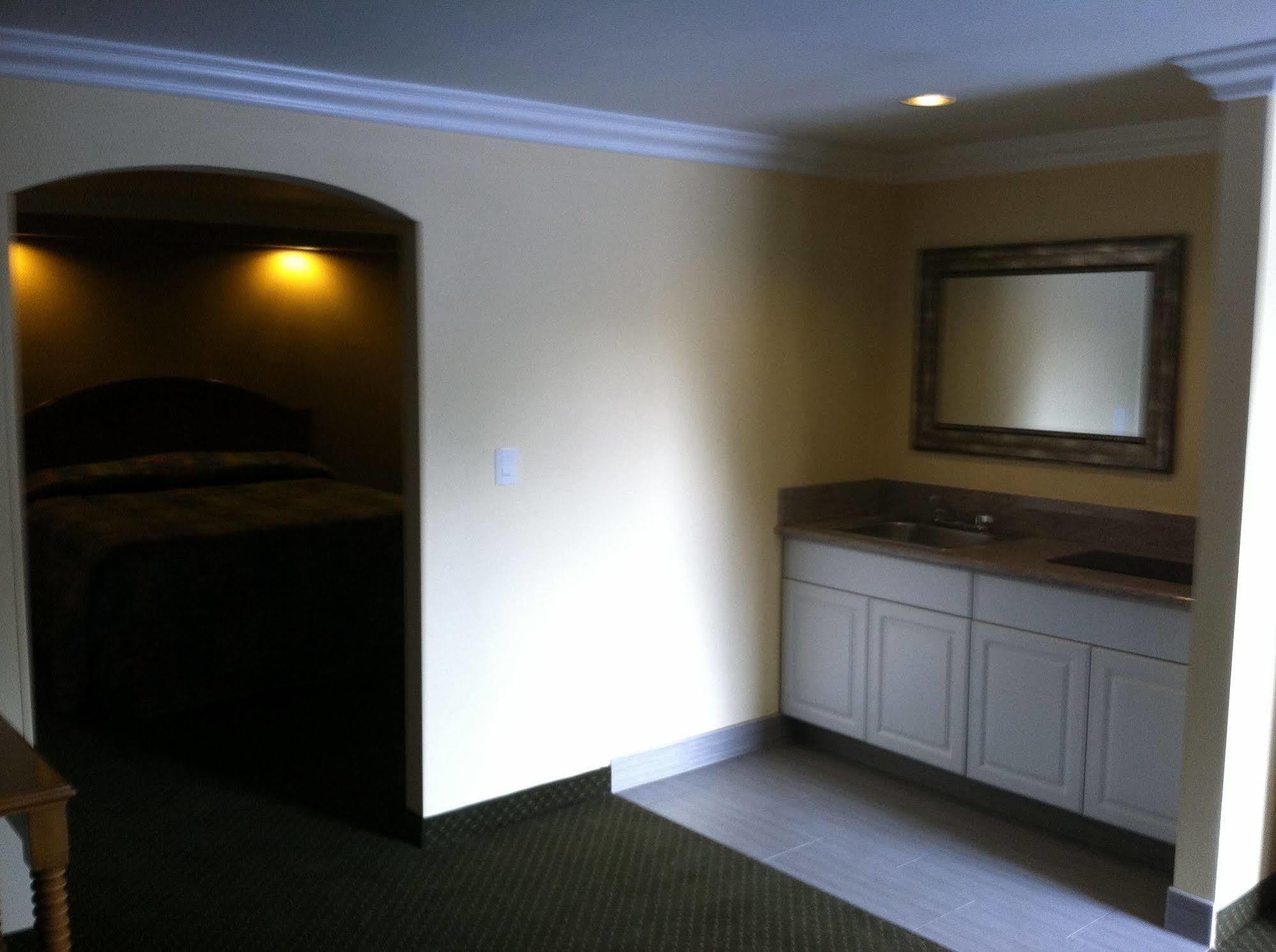 Walnut Inn & Suites Уэст-Ковина Экстерьер фото