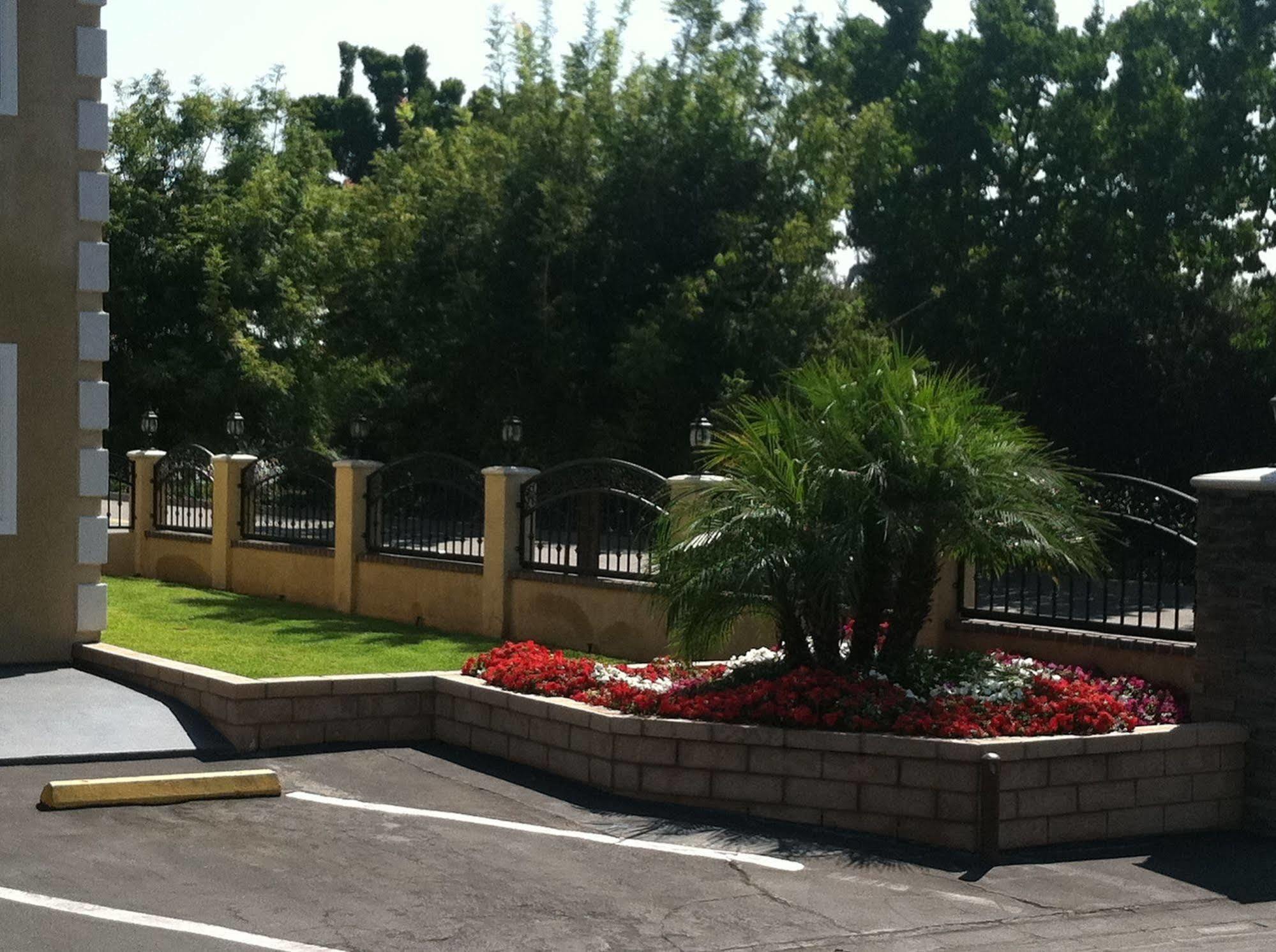Walnut Inn & Suites Уэст-Ковина Экстерьер фото