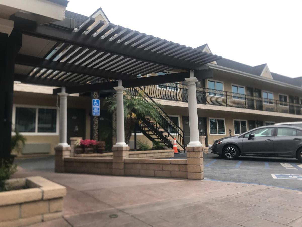 Walnut Inn & Suites Уэст-Ковина Экстерьер фото