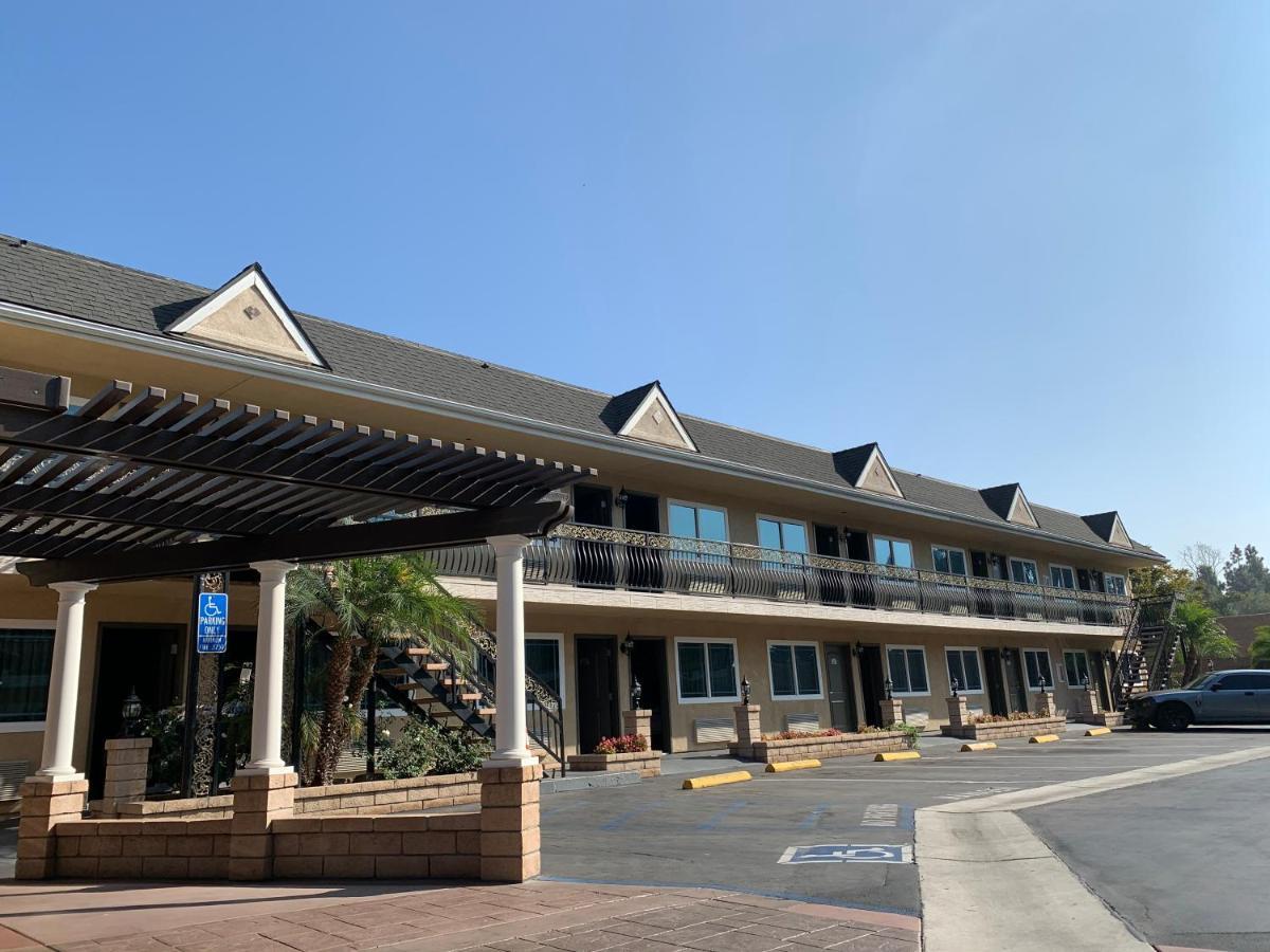 Walnut Inn & Suites Уэст-Ковина Экстерьер фото